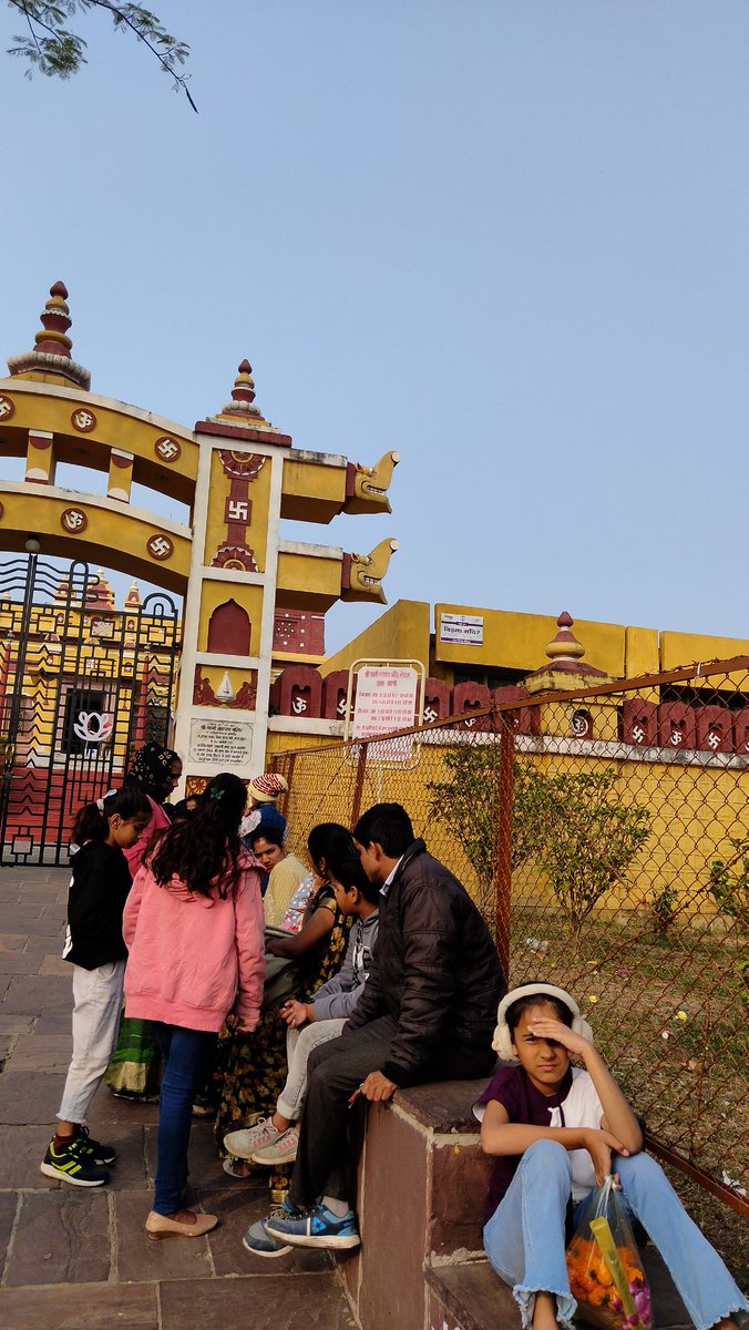 Kratikasinghal7's tweet photo. People are waiting outside of the birla temple Bhopal and the gate opening time is 3.30pm in the winter..why guard is not opening the gate .
Kindly provide the right information on the board.

@CollectorBhopal @CMMadhyaPradesh @CP_Bhopal @probhopal @MPTourism https://t.co/0TJw2KaU4X