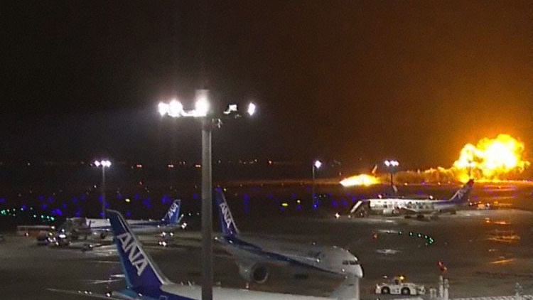 aviaciondigital's tweet photo. 🔴 Accidente en el Aeropuerto 🛬 de Haneda (Japón🇯🇵).
Un @Airbus  #A350 -900 de JAL Japan Airlines aterrizó en la pista 34R de Haneda, colisionando con otro avión (presumiblemente un avión de la Guardia Costera japonesa)  y estalló en llamas. 👉 https://t.co/UB9Wa4lAjM https://t.co/jHo4npK0yu