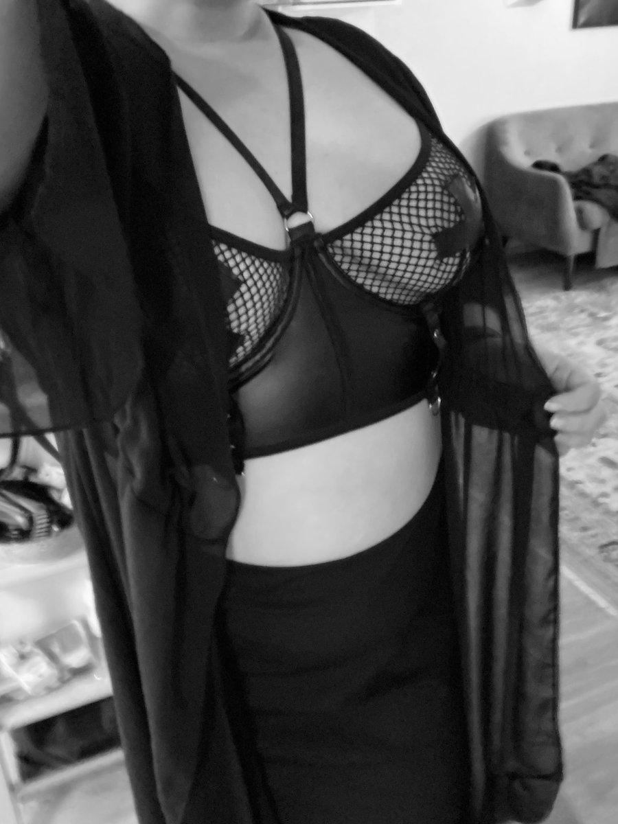 IlkimysKata's tweet photo. 🖤🖤🖤🖤🖤
Rakastan mustaa, kuten kuvasta ehkä saattaa arvata 😄
#bdsm #prodominatrix #dominahelsinki #valtiatarkata https://t.co/ux1wZyfwqR