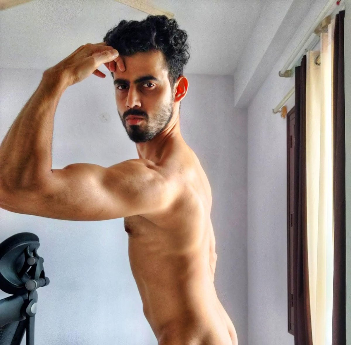 Biceps are the easiest to pump, don’t you agree? #bicepflex #biceps #indianmen #shirtlessindianmen #indianbodybuilding #flexingbiceps