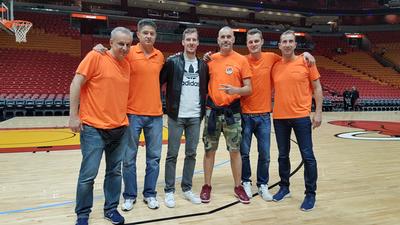 #Basket #Slovenia Il ritiro di un grande. Tanto @luka7doncic nell'oro europeo sloveno 2017, vero, ma quanto ci mise #GoranDragic? Nella foto con <a href="/uncanestroxte/">Un Canestro Per Te</a> in visita a <a href="/MiamiHEAT/">Miami HEAT</a>. <a href="/fbrancoli/">fabrizio brancoli</a>