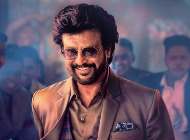 TOlMovies's tweet photo. Who's Looking Stylish In Cooler ?
https://t.co/U1nMjS2ZZv

         🔁#Rajini                       ❤️#Vijay https://t.co/BjNZ0aurU3