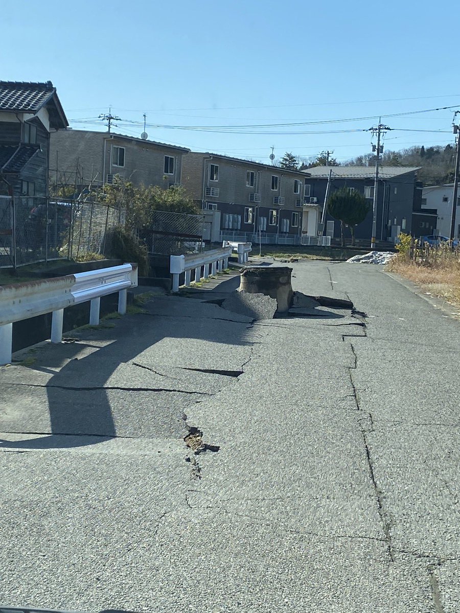 ademain_dogwear's tweet photo. 七尾市和倉の状況です
道はガタガタ
スーパーはこんな状況の中開けてくれました😭
お水はないです https://t.co/0vRRakEi9U