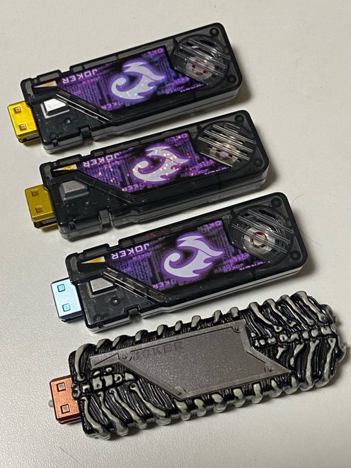 これがCSMダブルドライバーver1.5付属のジョーカーメモリ
これが風都探偵エディションのジョーカーメモリ
これがロストドライバーver1.5のT2ジョーカーメモリ
これがCSMジョーカードーパントメモリ
どれも同じじゃ 