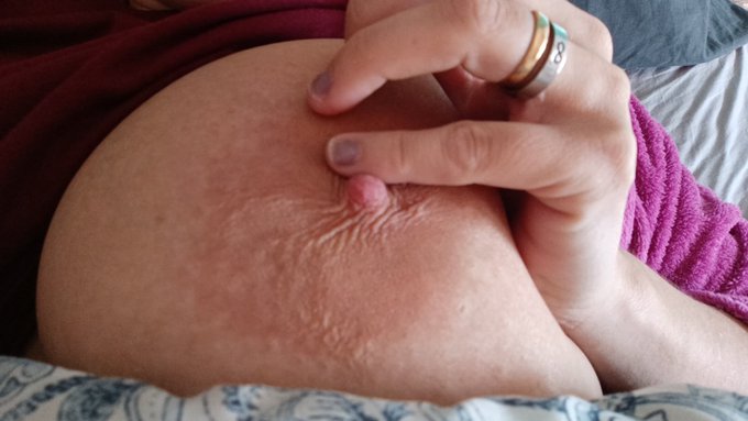 Martes de tetas.!! https://t.co/QATNi3pp21