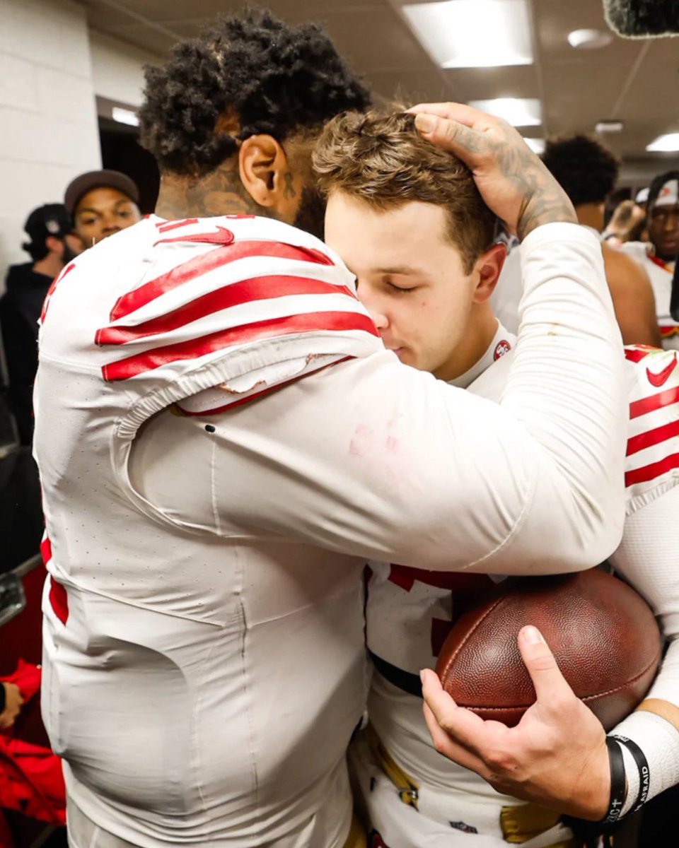 SpanishninersF's tweet photo. Cuando tu padre se siente orgulloso de ti y tu te sientes querido / When your father feels proud of you and you feel loved / Orgullo de Purdy /Purdy pride #TrentWillians #BrockPurdy #NinersPride #GoNiners #BangBangNinersGang @spanishniners #FTTB 📷📷 https://t.co/Xbzuw6iiGt