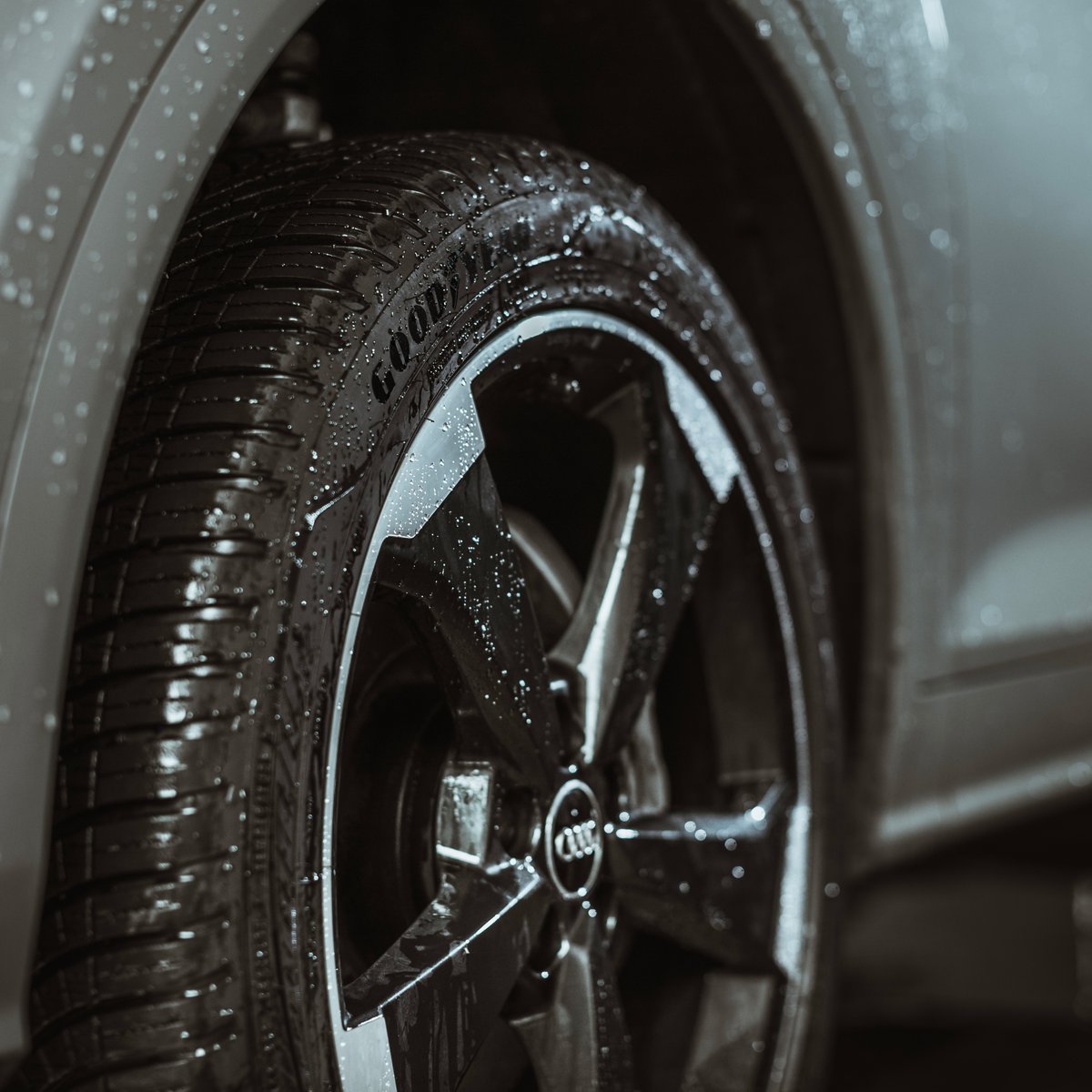 goodyear_uk's tweet photo. Take on wet roads 💧

Take control with Goodyear Vector 4Seasons Gen-3 tyres 💪

#Goodyear #GoGoodyear #GoodyearTyres #Tyres #Vector4Seasons #WetWeather #DrivingRoads #Adventure #Travel #GentlemanDriver #Cargram #Carstagram #CarLovers https://t.co/sQBcwlFZqE