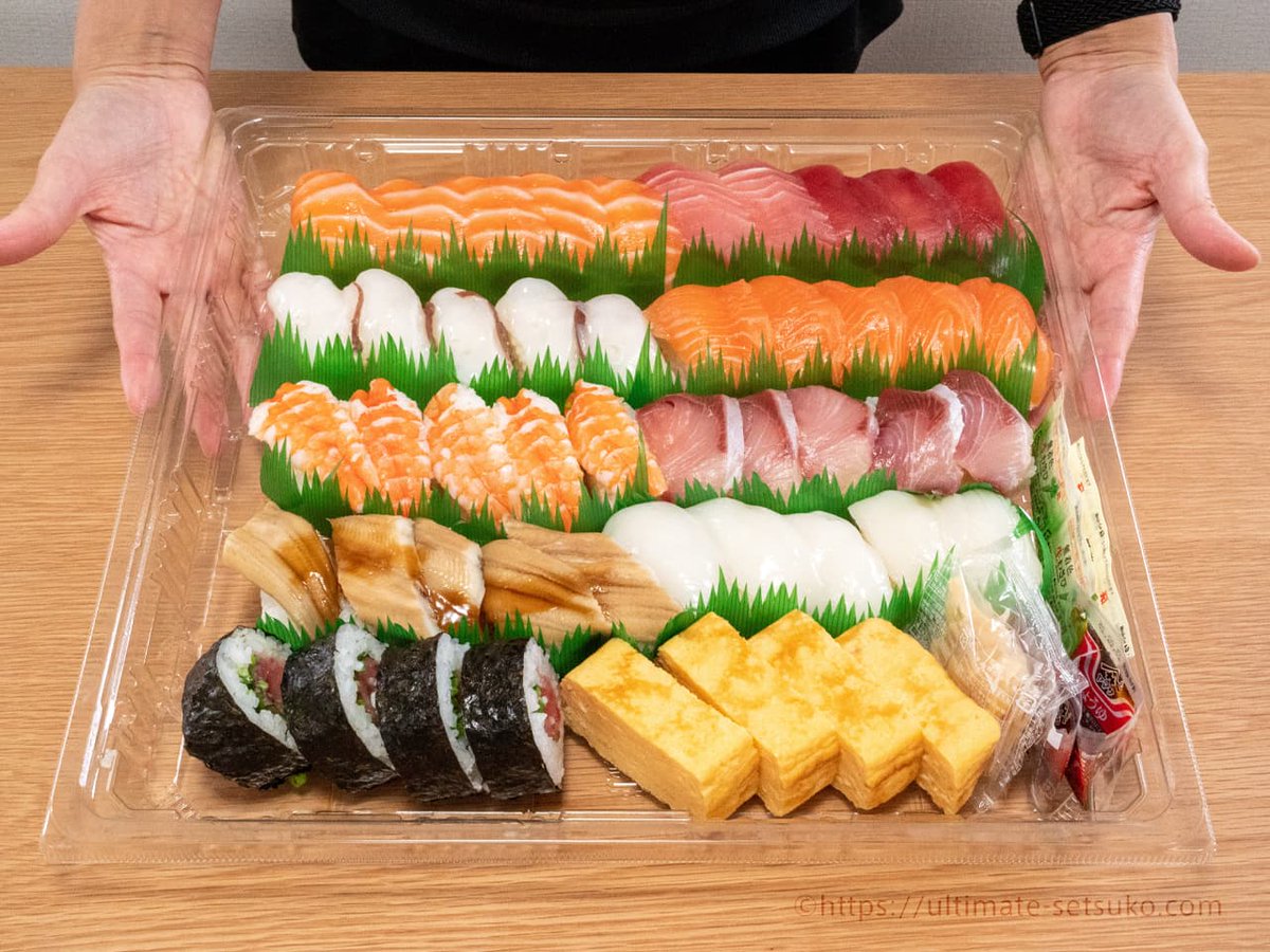 ult_setsuko's tweet photo. コストコで買ったお寿司が余った時のアレンジレシピ置いときます！

①お茶漬け
ネタとシャリをお皿に入れて、シンプルにお茶漬けの素でいただくやつ！

②海鮮焼き飯
ネタを小さくカット→シャリと一緒にフライパンで炒飯みたいに炒める

③寿司リゾット
ネタを小さくカット→シャリを水で洗ったあとにトマト缶などを入れて鍋で煮込む

消費期限をこえて食べる場合は自己責任で！心配な方はしっかり火を通して調理しましょ～。