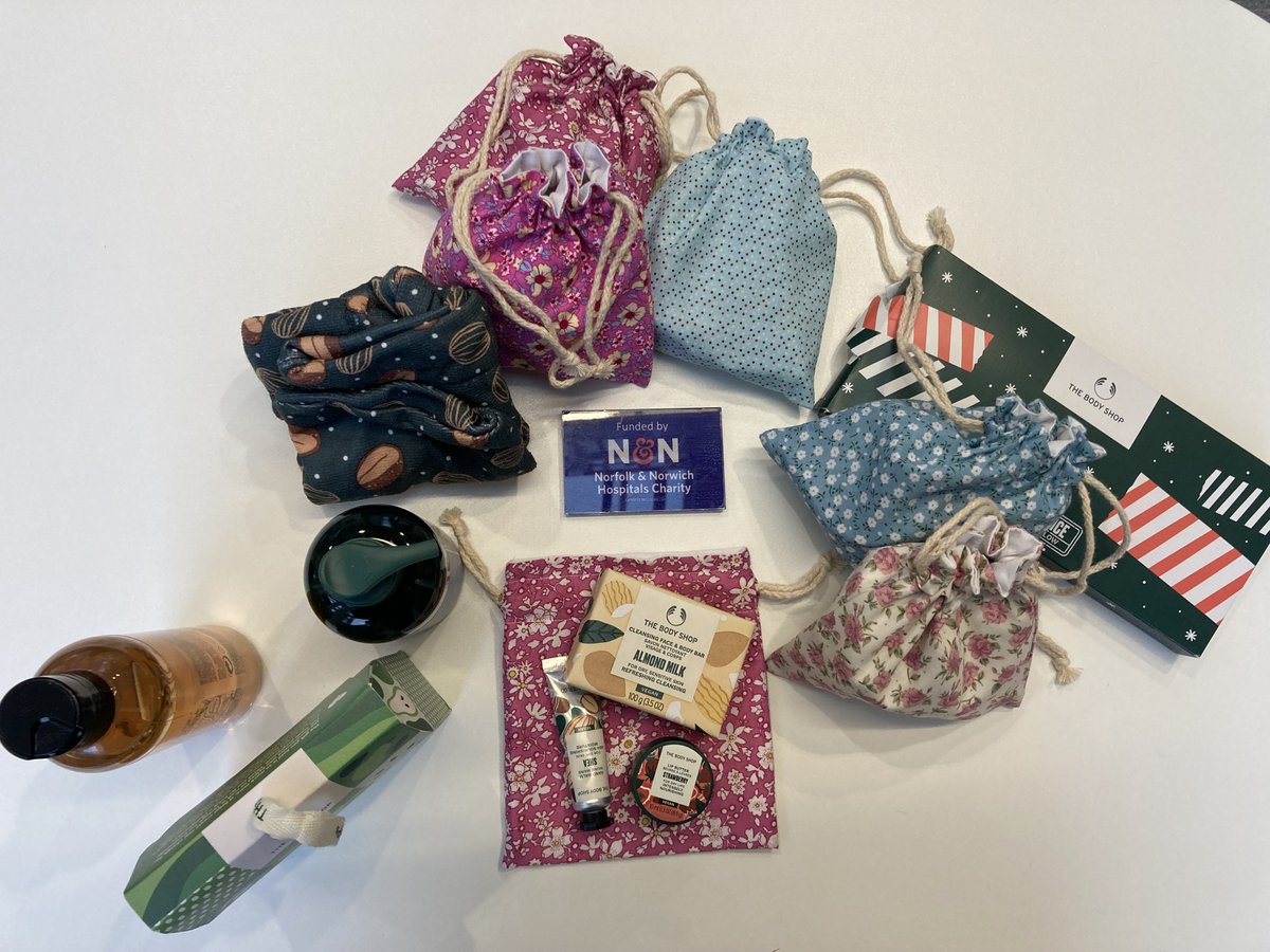 ❤️Thank you to Julie Miles who donated these fabulous toiletry bags to our patients @NNUH 👏Julie and her friend make the bags and fill them with items which are so useful for our patients. 💙Thank you again for your hard work and kindness.