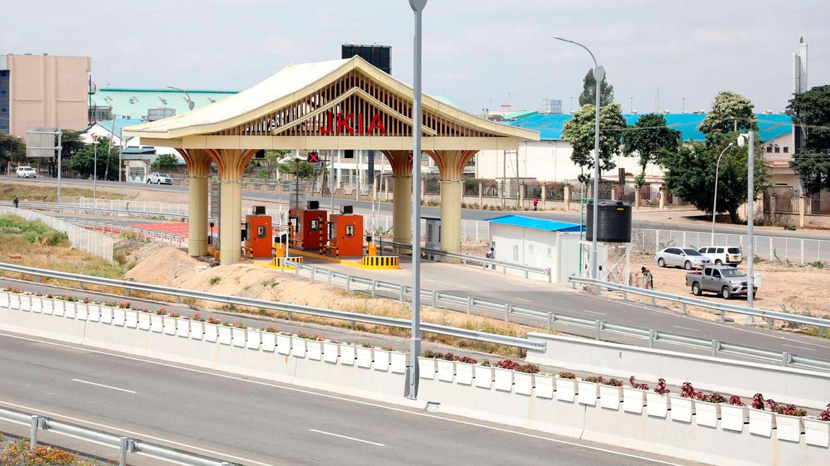 ntvkenya's tweet photo. President William Ruto has gone back on his 2022 promise not to charge Kenyans to use the Nairobi Expressway. https://t.co/9dJplHzvnC https://t.co/ua2qOhoIn3