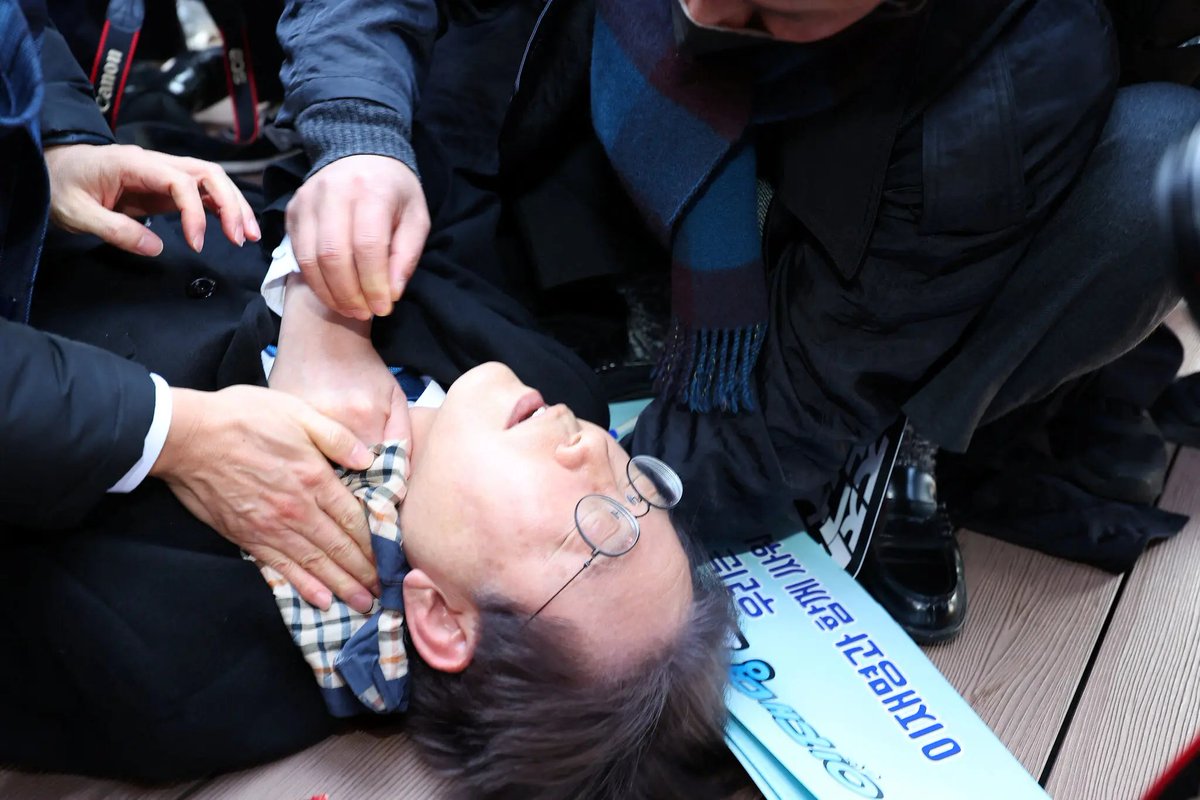 Lee Jae-myung, the leader of South Korea’s main opposition party, was stabbed in the neck by a man who approached him asking for his autograph nytimes.com/2024/01/01/wor…