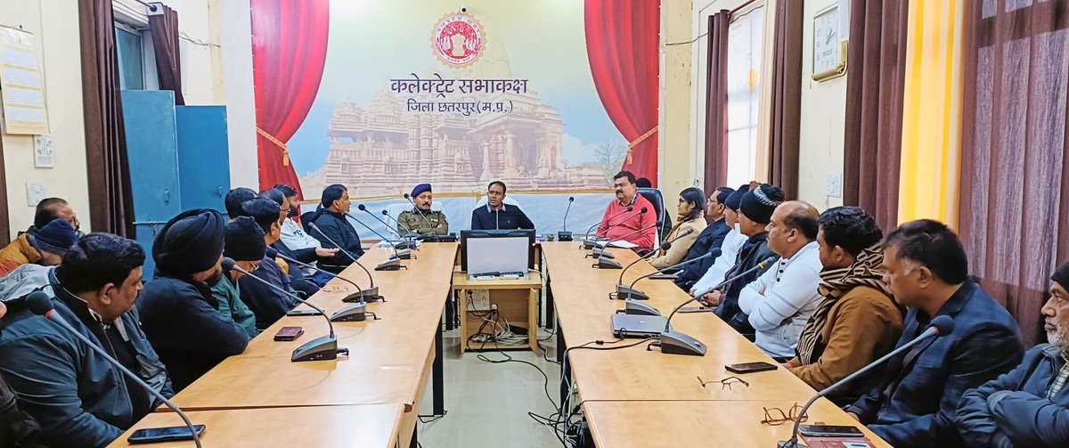 कलेक्टर श्री <a href="/grsandeepias/">Sandeep GR</a> एवं एसपी श्री अमित सांघी ने ट्रांसपोर्टर, पेट्रोल पंप संचालकों के साथ की बैठक

अन्य जिलों के मार्गों से गुजरने वाले वाहनों को नहीं होगी परेशानी

वाहन चालकों की सुविधा के लिए तत्काल कंट्रोल रूम बनाने के निर्देश
<a href="/JansamparkMP/">Jansampark MP</a>
<a href="/CMMadhyaPradesh/">Chief Minister, MP</a>
<a href="/mohdept/">Home Department, MP</a>