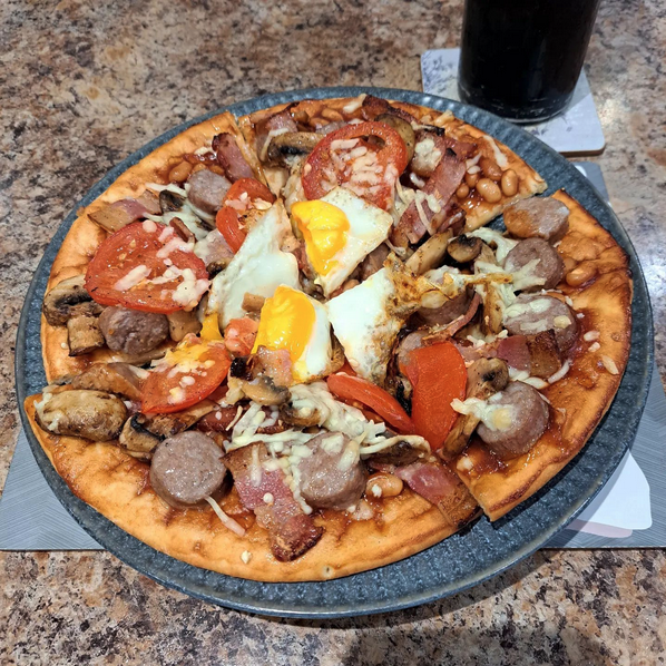 Full English Breakfast Pizza 🤩 The question is, what time of day would you eat this?!? 📸 thanks to darrenford87 on Instagram