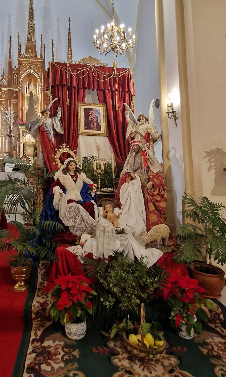 Celebremos cantando 
todos alegres 
el nacer de Dios-Hombre 
que al mundo viene. 
¡Enhorabuena 
venga tal Huésped! 
pues a salvarnos 
baja clemente. 
Las densas sombras
este Sol de justicia 
disipa todas.