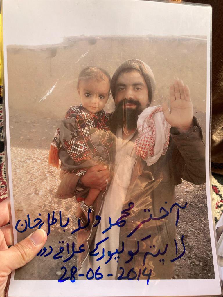 اسلام آباد : یہ  روتی بلکتی بچی کولپور سے جبری گمشدگی کے شکار اختر محمد ولد باطل خان کی بیٹی ہے اختر محمد کو 28 جون  2014 کو جبری لاپتہ کیا گیا ۔

اگر جبری گمشدگیوں کے سنگین  مسلے سے آپ لاتعلق ہونا چاہتے ہیں تو آپکو بہت ساری بے حسی اور اپنے ضمیر کو مار کر ہی آپ اس انسانیت دشمن