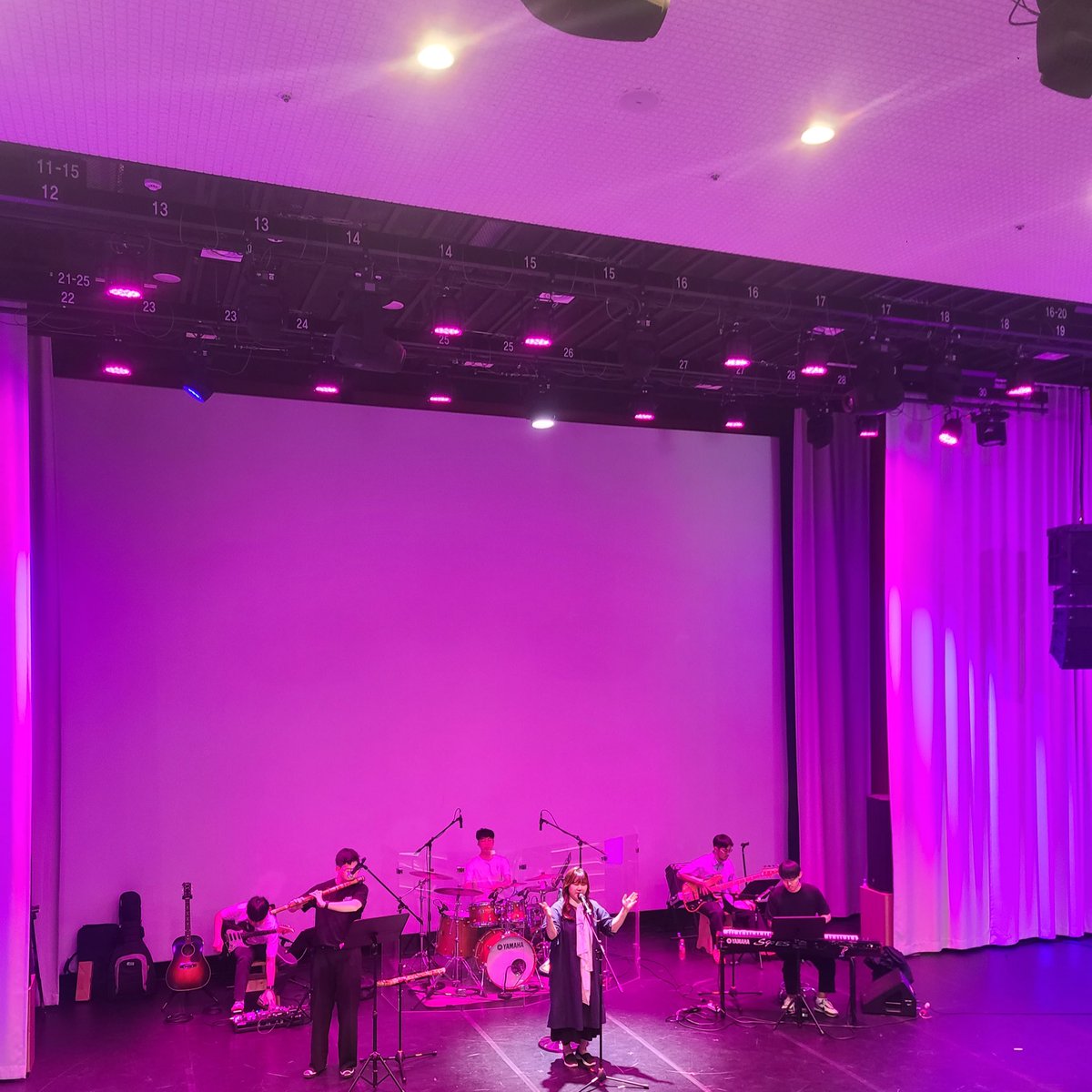 Simyesori's tweet photo. 🧧“23년의 첫 시작부터 12월 31일까지”👣
끊임없는 무대 여정을 함께 해왔네요😌

수많은 기억속에서 다양한 추억 가운데, 올해는 관객분들에게 
더 다채로운 ’Sign | 思人‘의 특별한 무대로 답하겠습니다🎤

함께 해주신 모든 분들께 진심으로 감사드립니다🙏🏻 

#2024 #happynewyear #음유사인 https://t.co/grnXjlU9TK