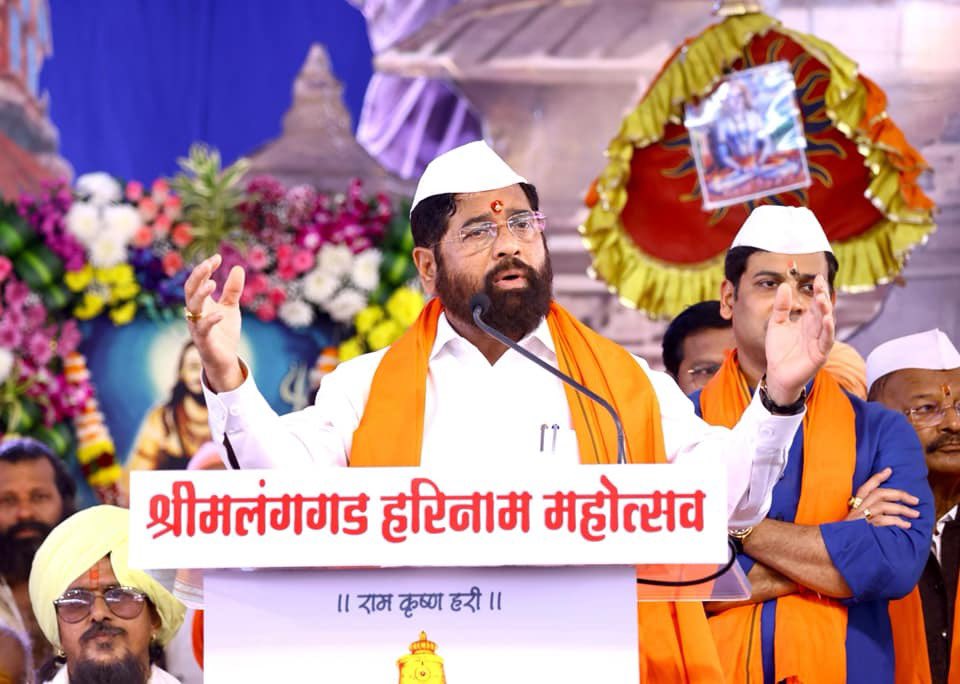 mieknathshinde's tweet photo. वारकरी संप्रदायातील भक्तीचे अधिष्ठान हे राजकीय अधिष्ठानापेक्षा फार मोठे असते. भाविकांचे श्रद्धास्थान असलेल्या श्री मलंगगड क्षेत्र आणि पुरातन शिव मंदिर असलेल्या अंबरनाथ शहरात कोकणातील सगळ्यात मोठा हरीनाम सप्ताह आयोजित करणे याला एक वेगळे महत्व असून हजारो वारकऱ्यांच्या पदस्पर्शाने हा परिसर सूवर्णमय झाला असल्याची भावना यावेळी बोलून दाखवली.