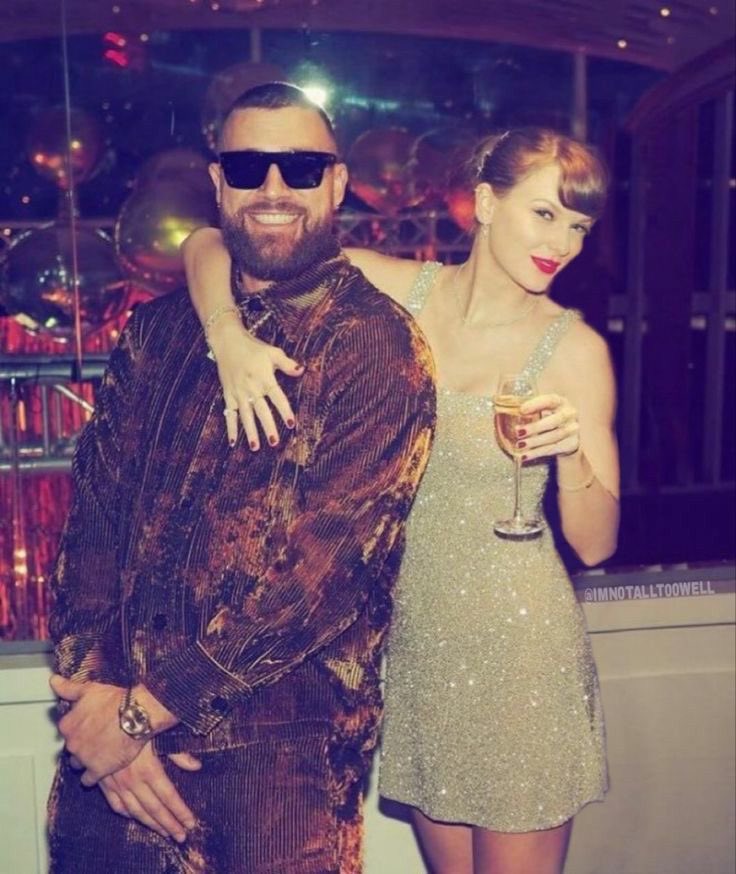 taylorın zarafetine güzelliğine bakın bi de travisa bakın ayı gibi