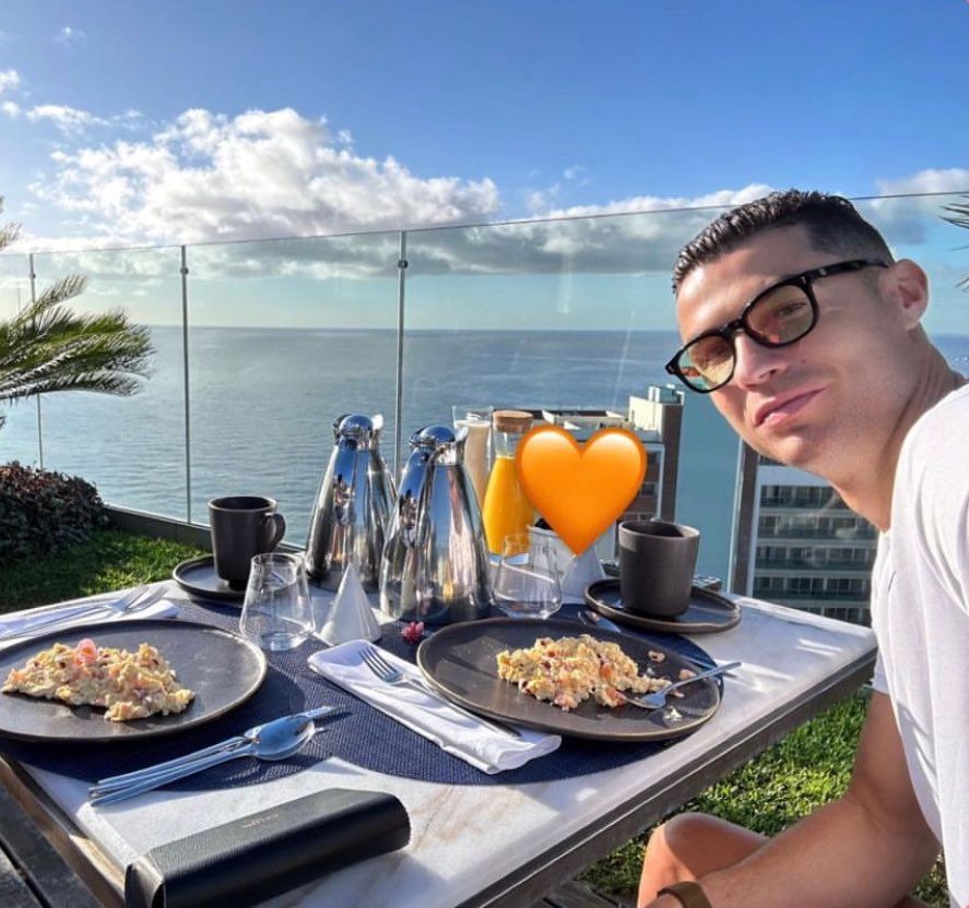 Cristiano Ronaldo enjoying his vacation. 🍽️🧡
