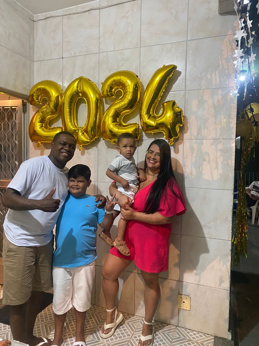 FalaPacheco7's tweet photo. Feliz ano novo pra todos 😘🙌💐💐 https://t.co/kAIkVC6V1Q