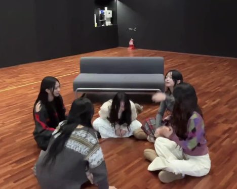 gracelee_twt's tweet photo. newjeans rlly just leave the camera and play family games. i love them sm :( https://t.co/K69KzZ58cq
