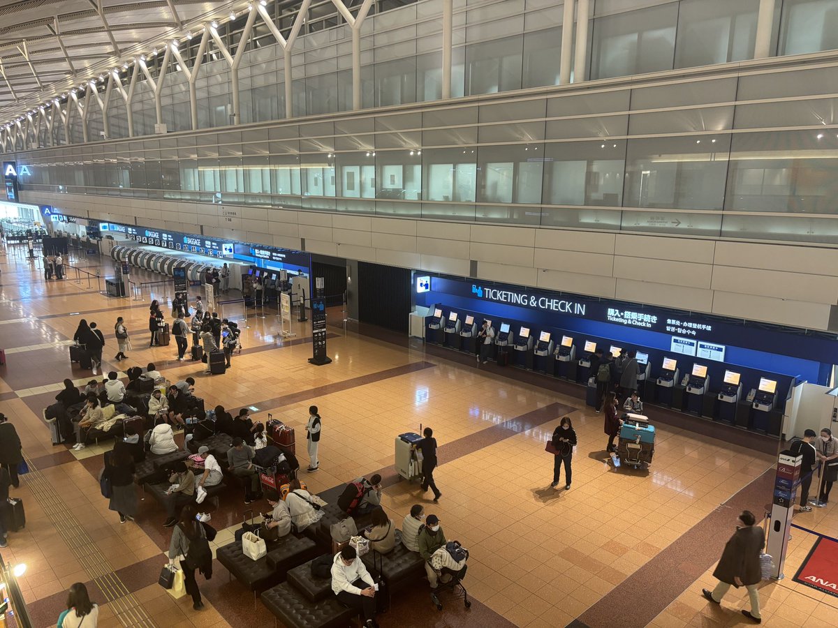 traicycom's tweet photo. ANAは、きょう羽田空港を出発する国内線全便の欠航を決めました。 https://t.co/o56YNjrPvj