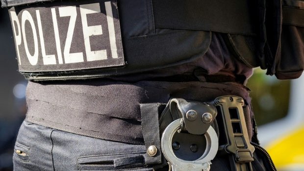 RTL.lu: Zu Lëtzebuerg fortgelaf: Police vun Tréier konnt e Prisonéier pëtzen.

Vir en festzehuelen sicht d’Police vun Tréier elo e Mann mat engem bloe Fleck um Uarm.  rtl.lu/news/internati…