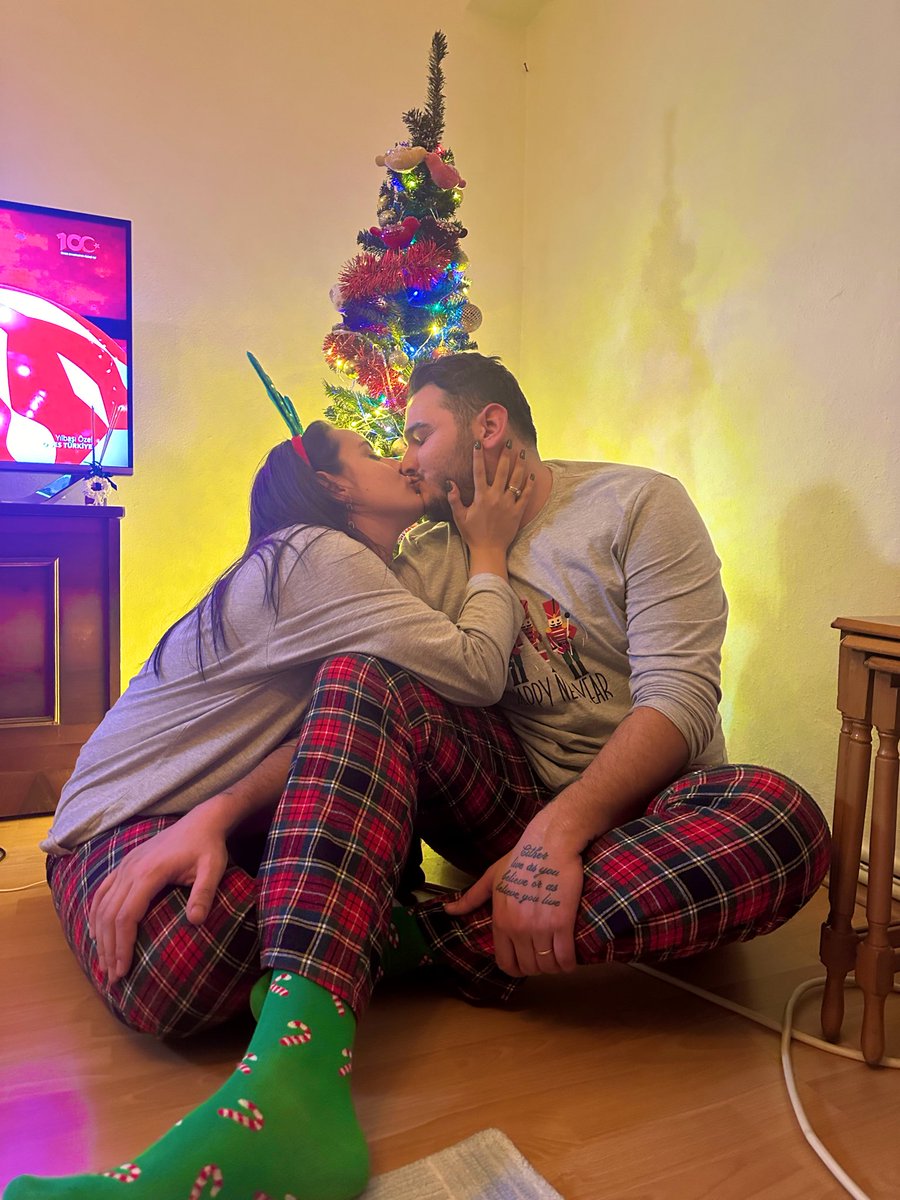 Batuhanssaglam2's tweet photo. ❤️🎄 @Ranaakgoz https://t.co/LhHrEOyYbF