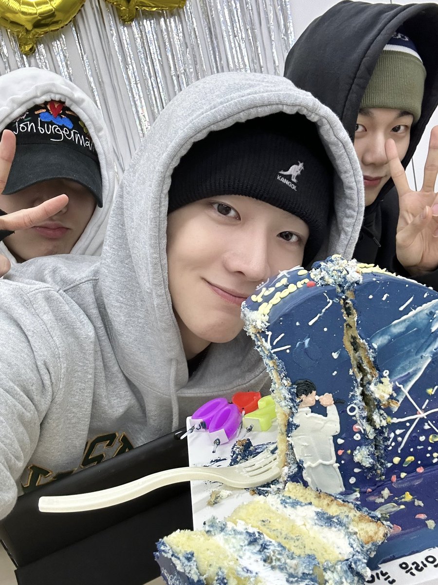 EVNNE_official's tweet photo. [📸]
❤️HAPPY SEUNGEON DAY❤️
 
이 세상이 무너져도(?)
엔브 곁에서 노래할 우리 명창담비 💙
 
#EVNNE #이븐
#HAPPYSEUNGEONDAY
#이븐의자신감_명창담비탄생일
#엔브의챔피언_유승언 https://t.co/XSUkpjMpYQ