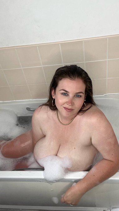 You make me wet 💦💋 https://t.co/4OEFDhW5TL