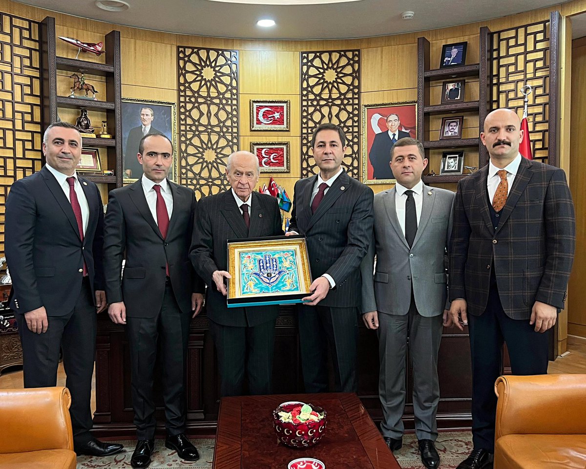 Sayın Genel Başkanımızı ziyaret ederek, ‘HER ŞEYİ GÖREN GÖZ’ simgesinin işlenmiş olduğu Fatma Anamızın elini temsil eden hediyemizi takdim ettik.
Allah, muhterem liderimize uzun ve sağlıklı ömürler;
evlatları olarak bizlere de bir arada mücadele etmeyi nasip etsin.