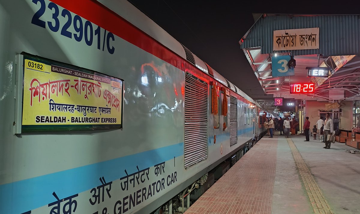 RailAnalysis's tweet photo. Hon’ble Minister Shri Ashwini Vaishnaw #flagsoff New Balurghat-#SealdahExpress to enhance #railconnectivity in North Bengal
Read more...https://t.co/Fdl11NU7pB
#easternrailway #indianrailways #railway #infrastructure #stations #balurghatrailwaystation #project https://t.co/0y9QKNeojL