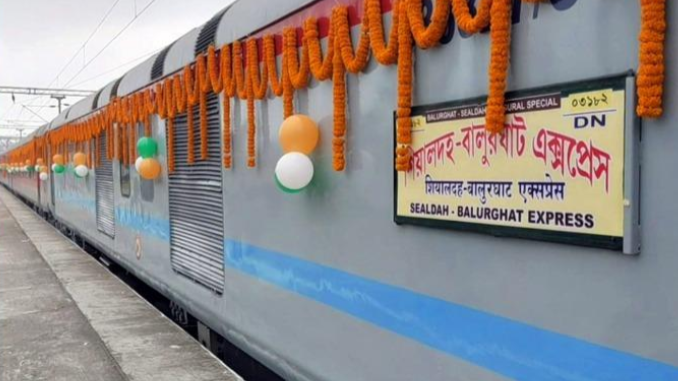 RailAnalysis's tweet photo. Hon’ble Minister Shri Ashwini Vaishnaw #flagsoff New Balurghat-#SealdahExpress to enhance #railconnectivity in North Bengal
Read more...https://t.co/Fdl11NU7pB
#easternrailway #indianrailways #railway #infrastructure #stations #balurghatrailwaystation #project https://t.co/0y9QKNeojL