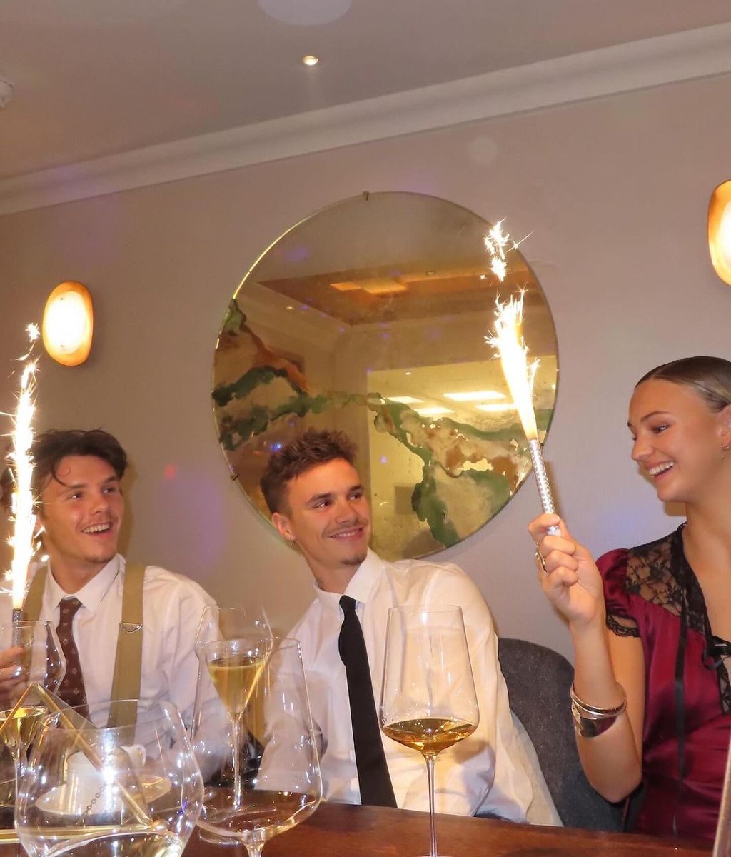 HugoGloss's tweet image. Na legenda, a eterna #SpiceGirl ainda lamentou a ausência do filho Brooklyn e da esposa dele, Nicola Peltz. &quot;Feliz ano novo! Desejo que todos os seus sonhos se realizem em 2024&quot;, escreveu Victoria. Seu desejo é uma ordem, Vic! ✨🤞🏾(📸: @victoriabeckham)