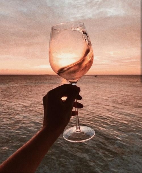FriendsGlassIT's tweet photo. 💚Con l'augurio di continuare insieme a costruire un #futuro più chiaro!
Buon inizio anno scintillante come il #vetro!🥂 https://t.co/lNJ1BrqBaM