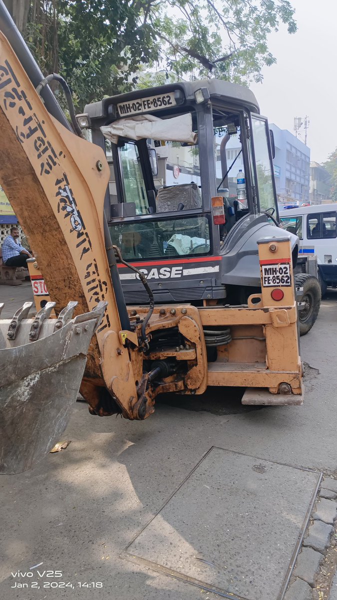 RajuDevendra14's tweet photo. Bmc के वेस्ट अतिक्रमण विभागाच्या कर्मचाऱ्यांच्या हलगर्जीपणामुळे एक शालेय मुलगी जखमी झाली आहे मुलीला कूपर हॉस्पिटल मध्ये अ‍ॅडमिट करण्यात आले. याच्यावर कार्यवाही झाली पाहिजे.@mybmcwardKW @mybmc @MumbaiPolice @ManishDhuri14 @mnsadhikrut https://t.co/vBIfiT9kaD