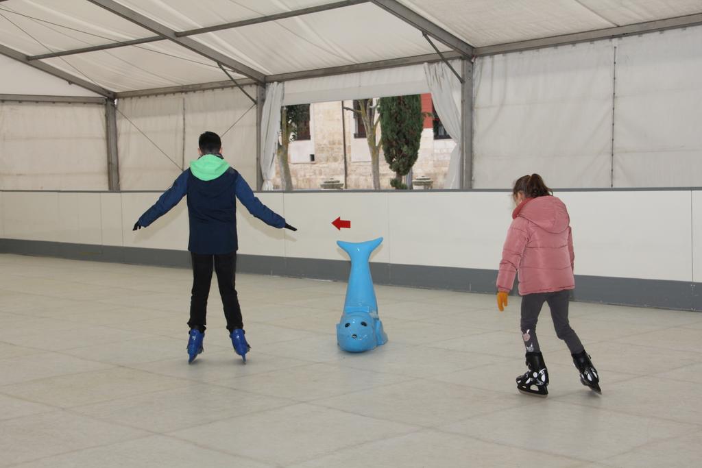 PalenciaAyto's tweet photo. La #pistadepatinaje de #hielosintético instalada en la Plaza de la Inmaculada y dirigida al #públicofamiliar ha sido inaugurada.Cubierta por una carpa para evitar frío y posibles lluvias estará abierta hasta el 7 enero, con un precio de entrada de 2 euros.
https://t.co/v9v05R7BhU https://t.co/j2VByMrUmY