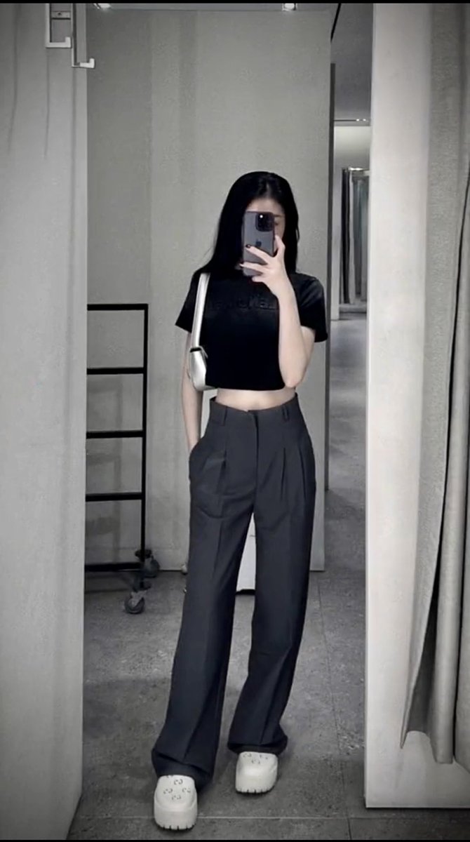 Lộc lá ngày hôm nay của ae như thế nào rùi???
Còn em giờ lên đồ xuống phố cho ví bớt nặng thôi 🤣