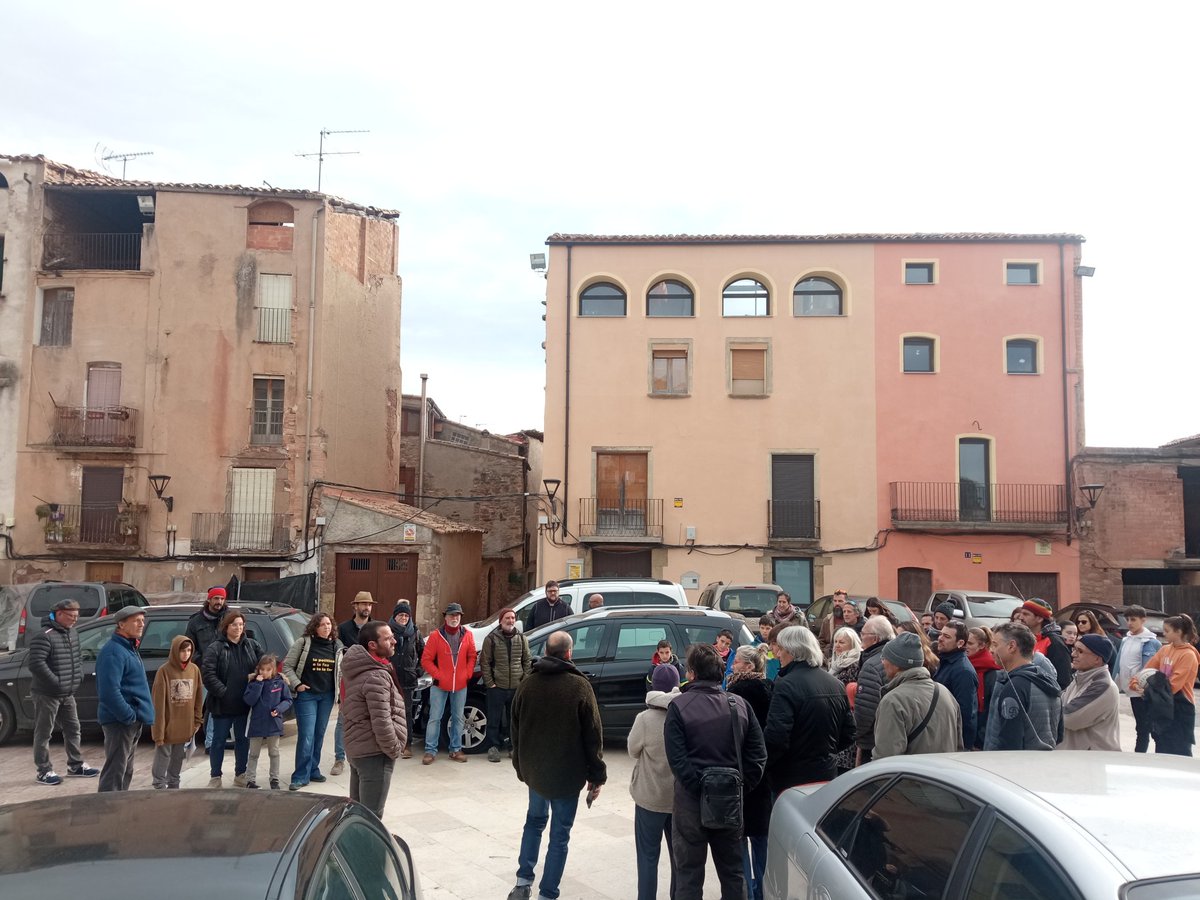ateneuartes's tweet photo. En marxa la ruta guiada pels indrets de la @RevoltaBurots. Una seixantena de persones recordant uns fets cabdals de la nostra història. 
✊✊✊ https://t.co/RrngRjCA7q