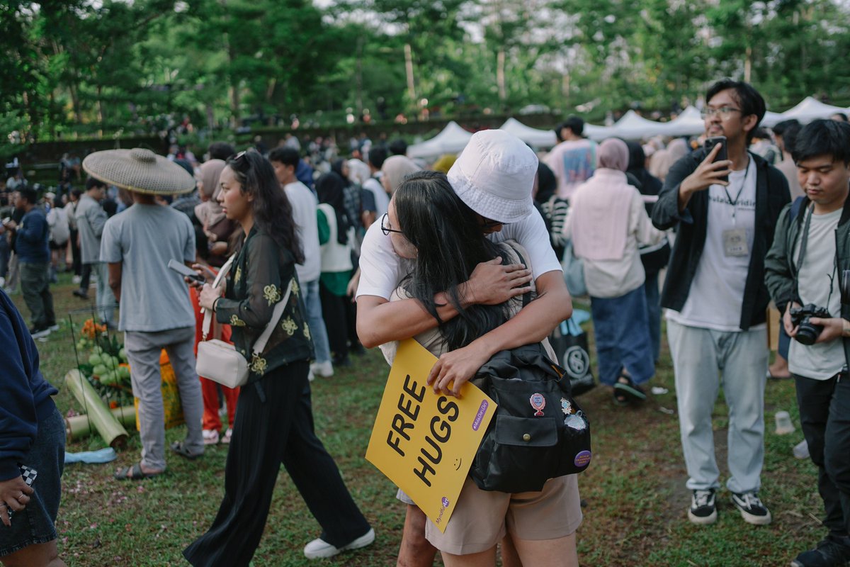 373rimimachine's tweet photo. Di konser @KuntoAjiW Urup 2024 kemarin ada free hugs dari Myndfulact tepat setelah konser berakhir, menangkap orang-orang yang masih penuh perasaan seusai konser. Sungguh 🫶 https://t.co/JdQaVwR4lS