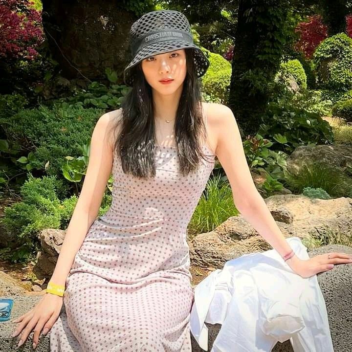 sunnysunlisa's tweet photo. Let your spirit bloom like a thousand vibrant hues on this special day. May your birthday be a canvas splashed with laughter and love. Thinking of you on your birthday brings a smile that reaches my heart 🥳💚

HAPPY JISOO DAY 
#OurPreciousJISOODay 
#꽃향기_가득한_지수생일_왔단다 https://t.co/Uhb31S7HSz