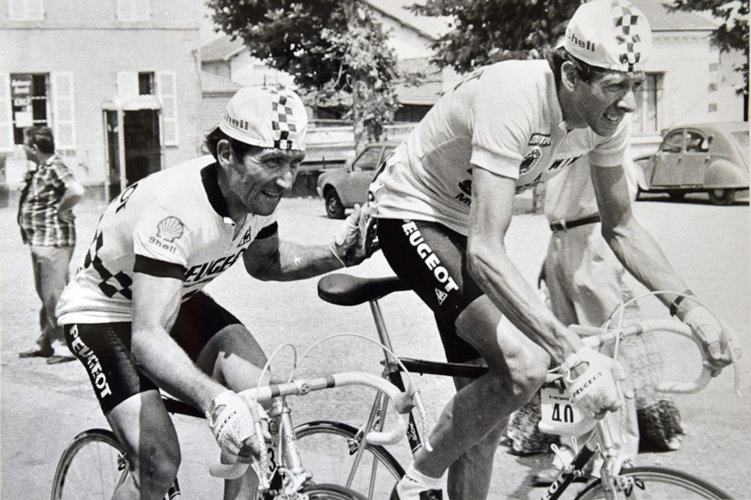 Miroir2Cyclisme's tweet photo. Le chemin de croix du #maillotjaune Pascal Simon (Tour de France 1983)
The ordeal of the #yellowjersey Pascal Simon (Tour 1983)
📸 DR / Poussé par Bernard Bourreau
#PascalSimon #BernardBourreau #TDF #TDF1983 #cyclisme #cycling #ciclismo https://t.co/qxHZcD8W5q