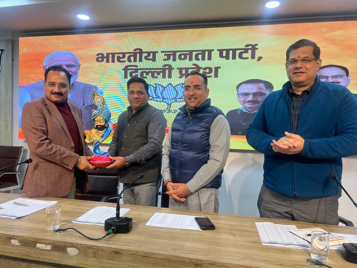 PavanRanaRSS's tweet photo. आज प्रदेश कार्यालय में मन की बात कार्यक्रम के संयोजकों एवं प्रदेश पदाधिकारी के साथ आगामी कार्यक्रम के विषय में चर्चा हुई https://t.co/lv0MfpEUhd