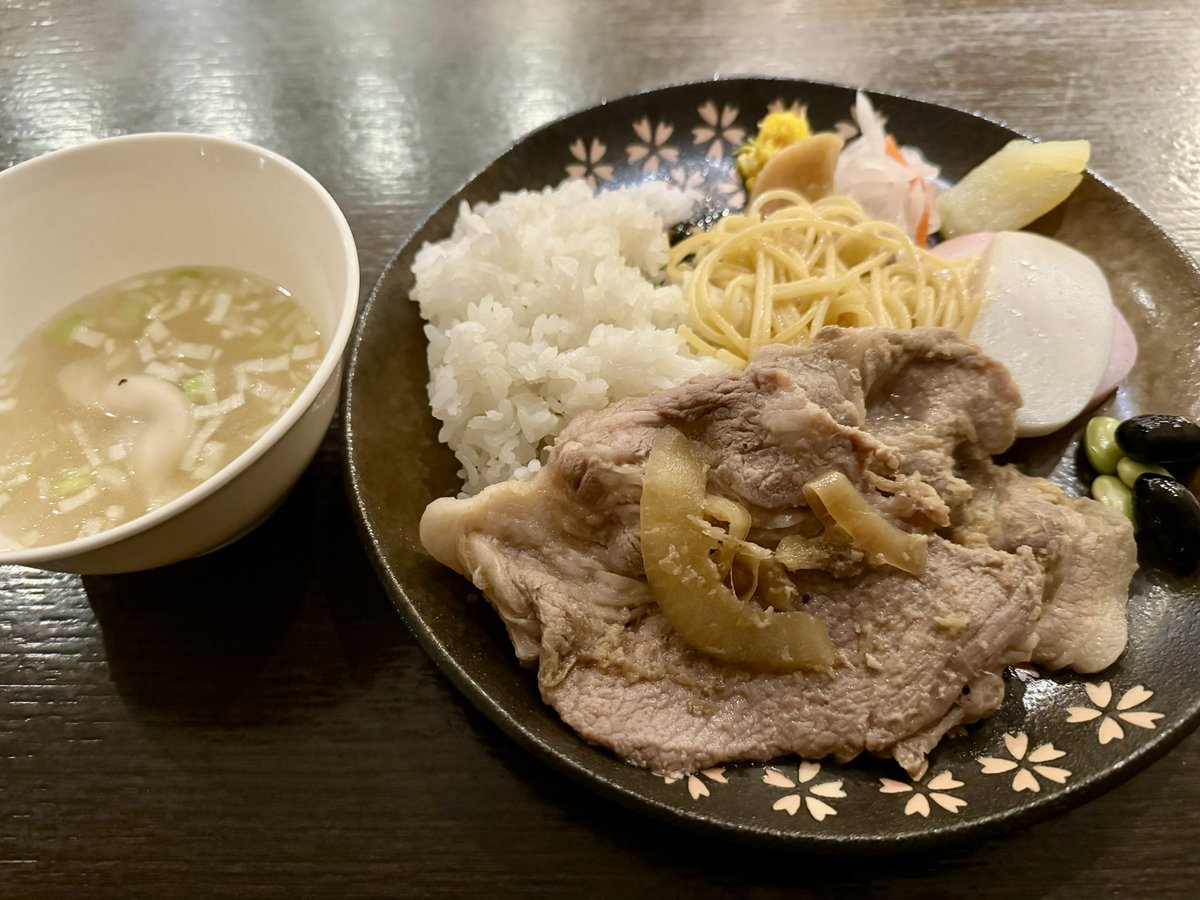 ineffect19's tweet image. ☕*°ineffect cafe☕*°

🍽本日のオススメメニュー🍽
・effectサンド🥪🍟
・ポークジンジャー＆水餃子スープ🐷🥟
・いちごオレ🍓🥛

※お客様のリクエストにも可能な限りご対応いたします☺️
※気まぐれシェフのため当日のメニューに多少変更がございます😌

#さりぃシェフ
#ineffectcafe
#ineffect