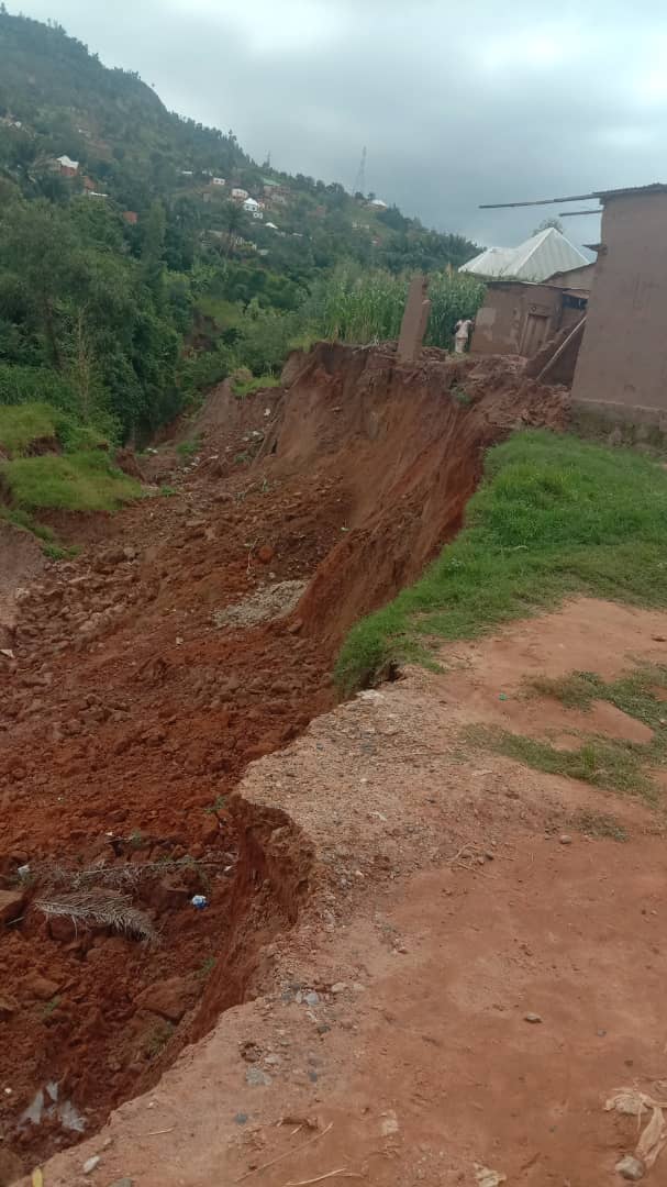 KUF_ASBL's tweet photo. #Burundi @CommuneMuha,@MairieBuja
Abanyagihugu bo muri Quartier #Kamesa baratabaza ko ikimanga gica mu ruzi Kamesa kibageramiye.Ico kimanga kiguma ciyagurira.Amazu aguma asidagurika,abanyagihugu batari bake baramaze kuhimuka kuko ubuzima bwabo bugeramiwe.Bamwe biba ngombwa ko bibomorekako amazu kugira bahave.Ntibabona uko bagiye kubaho.
Abo banyagihugu bavuga ko muri @ARBurundi birengagije ico kibazo cabo kuko bagishikirije kuva kera,bagasaba umukuru w'igihugu @GeneralNeva kwishikira aho hantu kugira abatabare.
@NtareHouse