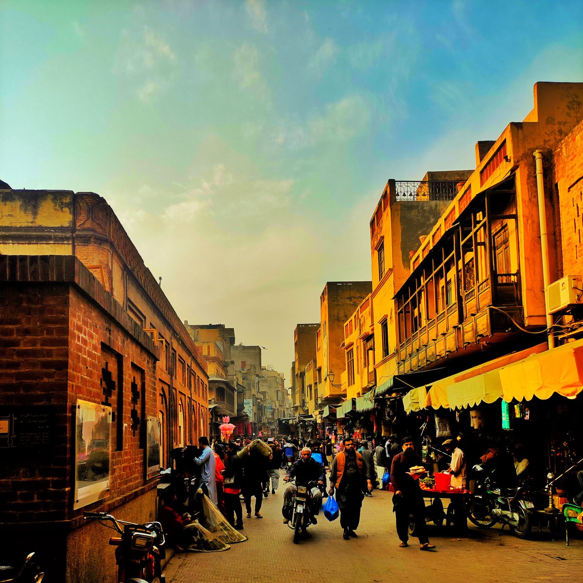 Fifth_Slip's tweet photo. There's something majestic about Androon Lahore and setting sun. https://t.co/05mjvj868a