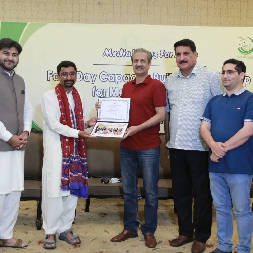 HiVoices_'s tweet photo. @hivoices_ team member Dherminder Kumar participate in Four Day Capacity Building workshop for Media Influencer at Islamabad by Peace and Education Foundation he also receiving Certificate with former Chairman Pakistan Electric Media Regulatory Authority Absar Alam.
#hivoices https://t.co/gKSTGJMIdP