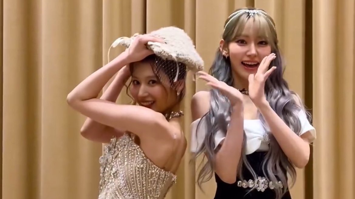 มิยาวากิ ซากุระ ทำให้โลกนี้เห็นว่าอะไรก็เป็นไปได้สุดๆ

ติดเฟรมเดียวกับbts สมัยอยู่48G ไม่กี่ปีต่อมากลายมาเป็น gg ในเครือเดียวกันแถมทำชาเล้นด้วย
ถ่ายรูปกับ twice สมัย AKB ไม่กี่ปีต่อมา ถักหมวกมาให้ซานะ พร้อมชาเล้นด้วย