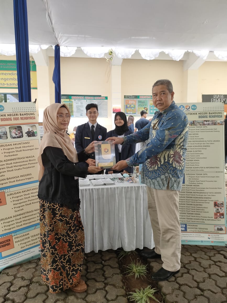 Salah satu tujuan pendidikan SMA adalah menyiapkan siswa melanjutkan pd jenjang pendidikan yg lebih tinggi. Siswa perlu mengenal &amp; mengetahui lbh lanjut ttg pendidikan tinggi yg bermanfaat utk dirinya
#Welcome2024
#HariKarier