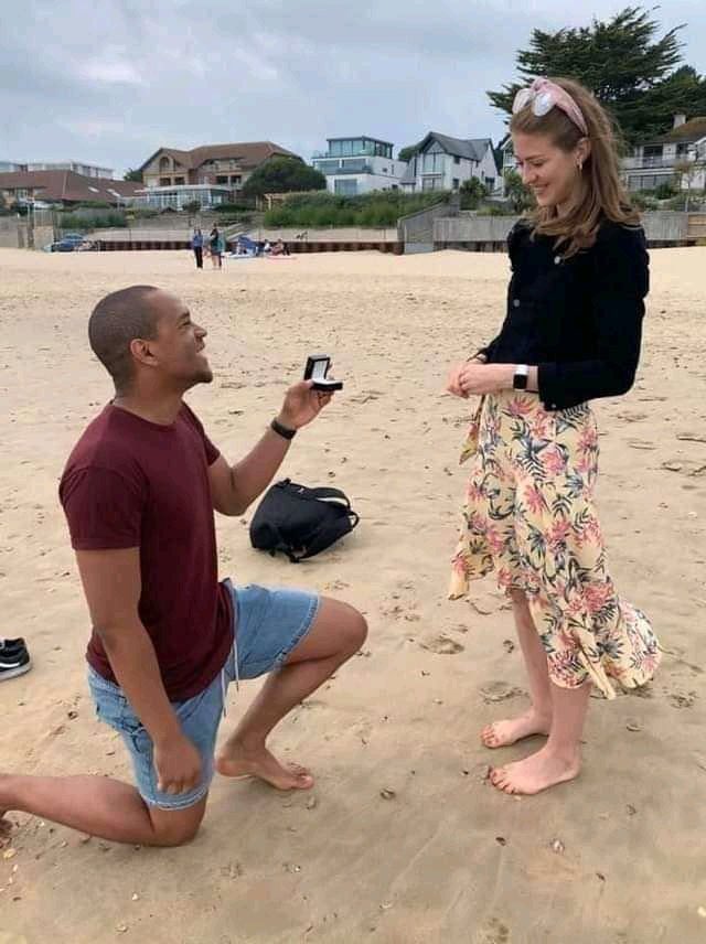 GossipRoomOff's tweet photo. Edi Okoro, un Britannique de 30 ans, s’est amusé à prendre chaque jour une photo de lui avec la bague de fiançailles, à quelques centimètres de sa copine… sans jamais qu’elle s’en rende compte.

Le petit manège a duré un mois avant qu'il fasse sa demande ! 💍💞 (via 20minutes) https://t.co/N8kbgJffCR